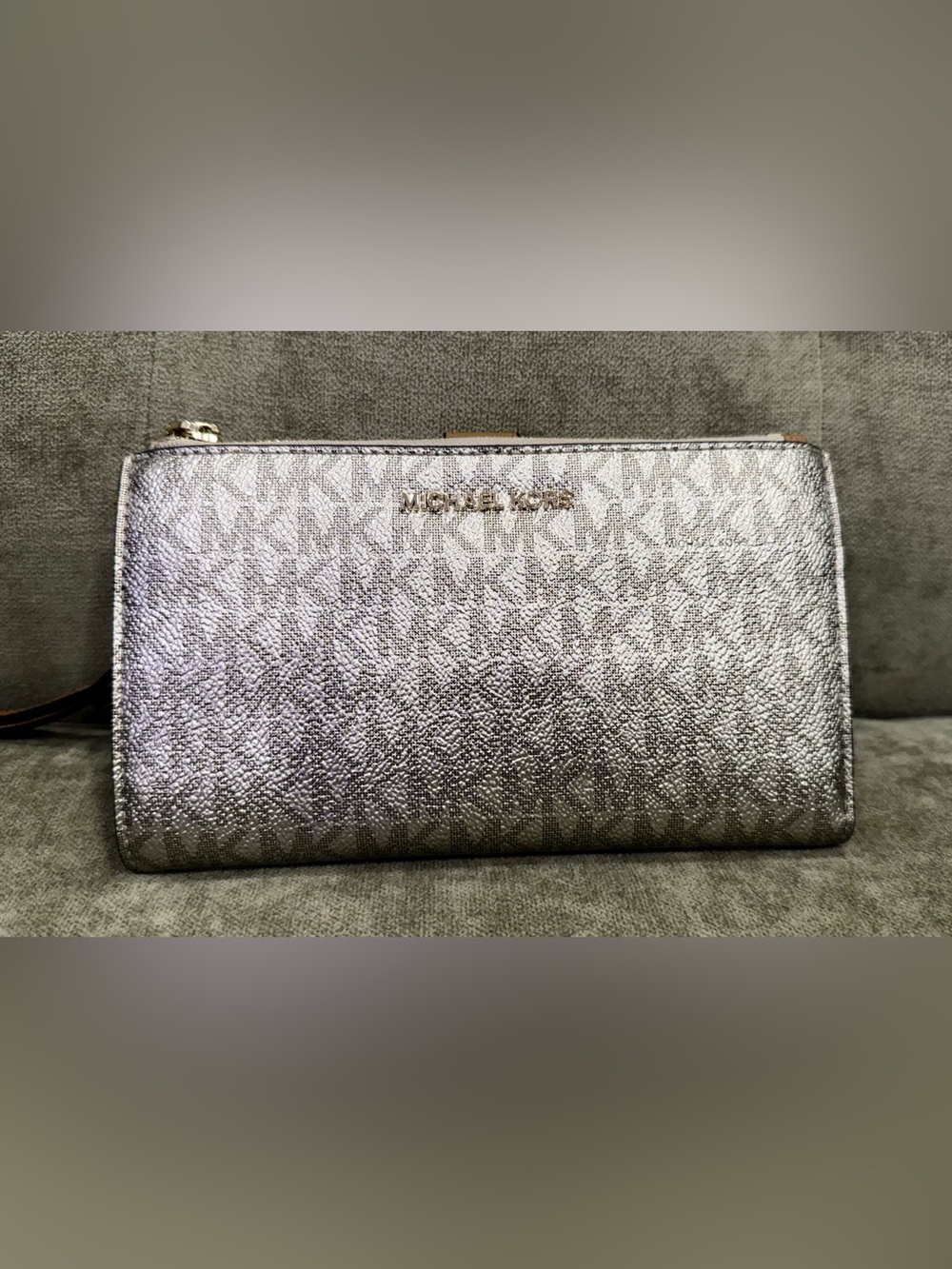 Michael Kors Jet Set Travel Large Double-Zip Wristlet Pale Gold